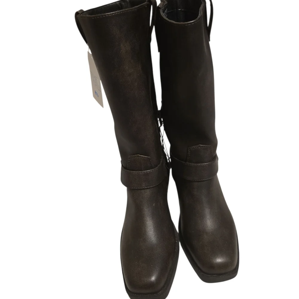 NEW-never worn- Women’s brown boots-size 8.5 - Time and Tru -half zipper - Picture 9 of 9